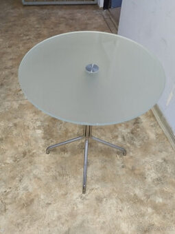 Skleněný kulatý stolek s kovovou podnoží