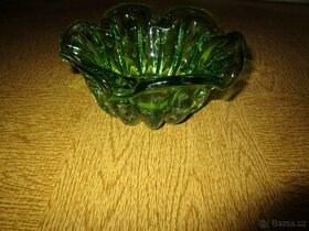 Skleněný popelník viz foto pěkný. Šířka 15cm. Cena 300 Kč.