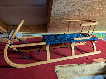 Dřevěné sáňky s dětskou ohrádkou