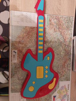 Hrací kytara s tóny a písničkami