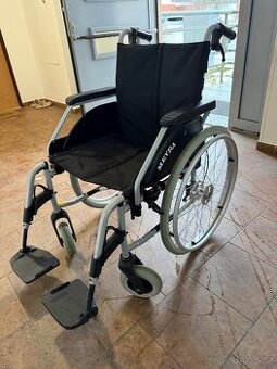skládací invalidní vozík s brzdama pro doprovod