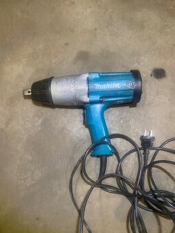 Razovy utahovak Makita 6906