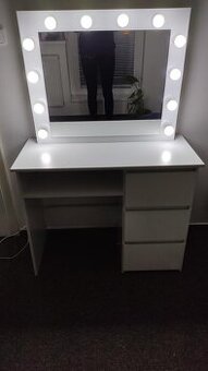 Kosmetický toaletní stolek