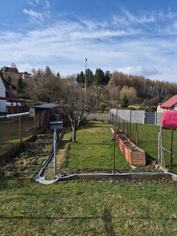 Zahrádka s chatkou a ovocnym sadem