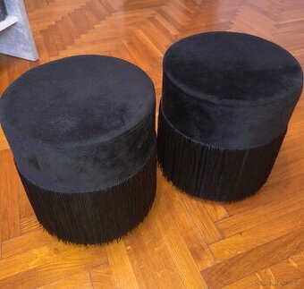 Prodám 2 designové taburety (bobíky) se střapci – černé