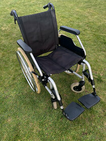 Meyra mechanický invalidní vozík 43cm bržděný