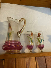 starožitna váza a sklenice