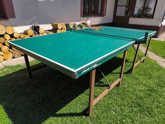 Stůl na stolní tenis.