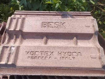 Nové střešní tašky betonové hnědé