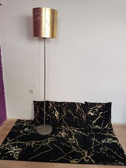 Koberec, lampa, polštářky
