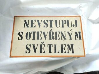 RETRO PLECHOVÁ CEDULE NEVSTUPUJ S OTEVŘENÝM SVĚTLEM vhodné k