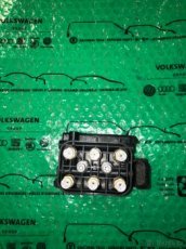 Ventilová jednotka / Rozdělovací blok podvozku Audi A6 4F