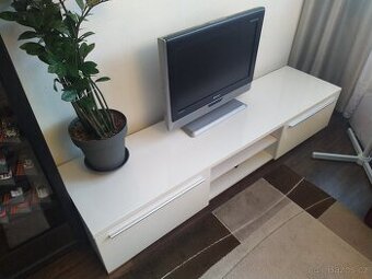 Bílá televizní skříňka