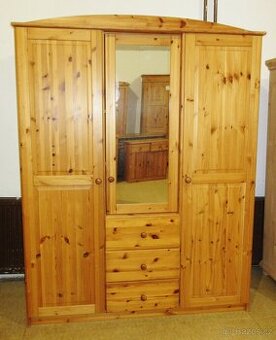 Šatní skříň z borovice se zrcadlem - celomasiv