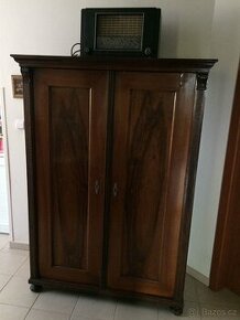 Starožitná skříň