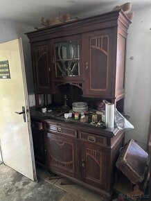 Starožitný kredenc