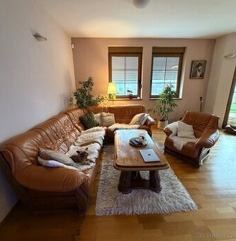 Kožená sedačka se stolem a komoda na hifi a TV