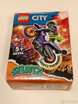 LEGO City 60296 Kaskadérská wheelie motorka - 1