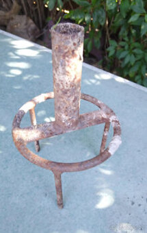 KOVOVÝ zapichovací stojan na slunečník s hroty na trávník