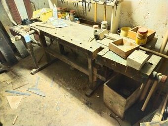 Truhlářský ponk a hoblovka