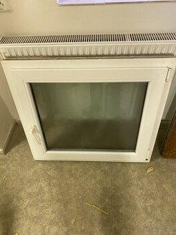 Plastové okno 88 × 80 cm – dobrý stav