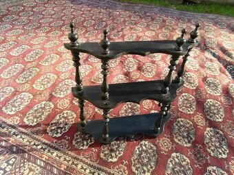 Neorenesační závěsný etažér