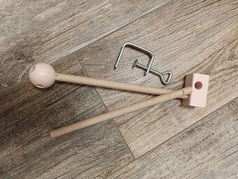 Držák na kolotoč nad postýlku