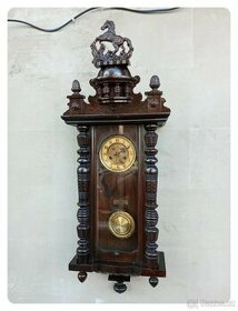 Řezbované mechanické figurální nástěnné hodiny s koníkem - 1