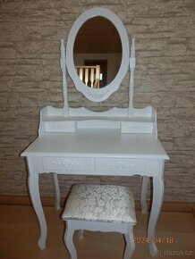 Toaletní stoleček se zrcadlem a taburetkou