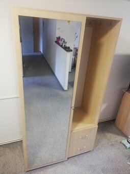 Šatní skříň se zrcadlem, dekor bříza, dobrý stav, pevná,