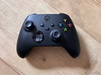 Xbox ovladač Carbon Black, top stav