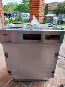 Vestavná myčka Beko