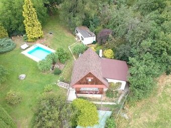 Prodej stavebního pozemku 1200 m2 s chatou s bazénem, dílnou