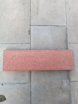Betonový obrubník 50x5x15 červený