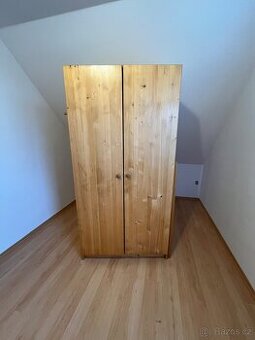 Satni policova skrin 90x180cm celo masiv s vesaky
