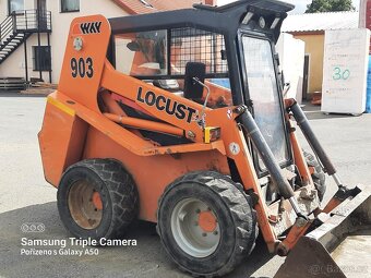 Locust L 903 smykový nakladač
