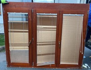 Okno hnědé dřevěné