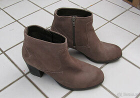 Hnědé kotníkové boty