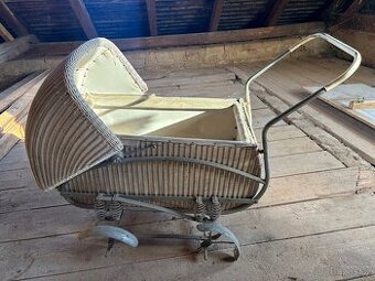 Starožitný proutěný kočárek pro miminko, pérák, k renovaci