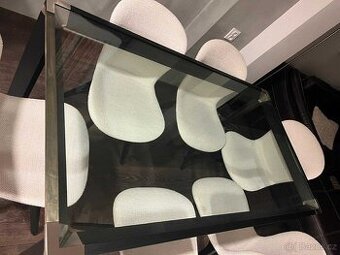 Skleněný stůl s ocelovou konstrukcí