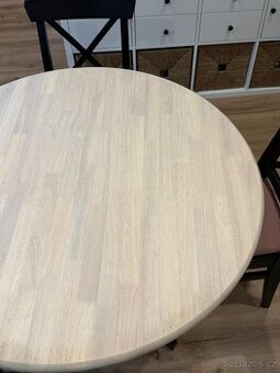 Jídelní stůl ze smrkového masivu