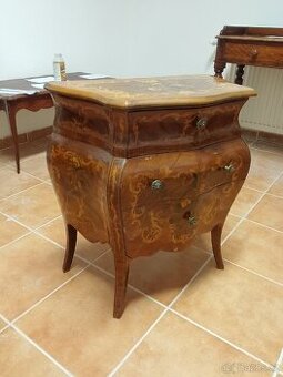 Luxusní barokní komoda | břichaté tvary | intarzie