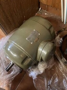 Starý elektromotor SKRAT