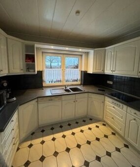 Elegantní venkovská kuchyně se spotřebiči,5955