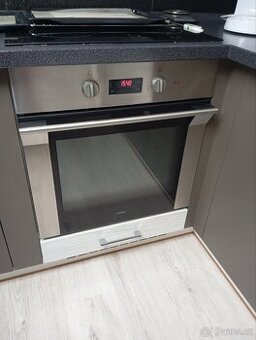 Vestavná trouba Mora