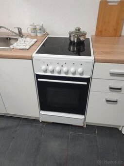 levný sporák na zásuvku 230V se sklokeram. deskou