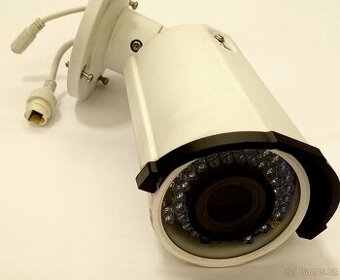 IP kamera Hikvision DS-2CD2620F-I – IR přísvit, PoE