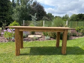 Stůl z masivního dřeva s dubovou deskou