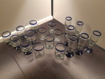 Sada 18 mexických sklenic s kobaltovým modrým okrajem.