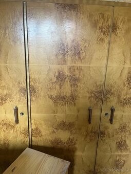 Dubové staré skříně z ložnice